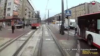 Para wbiegła na torowisko zza autobusu