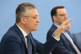 Lothar Wieler (na zdjęciu z lewej) i Jens Spahn