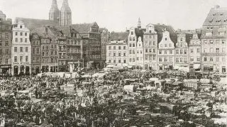 Plac Nowy Targ z widokiem na zabudowę południowej i zachodniej pierzei