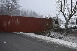 Po kolizji z dwoma autami osobowymi ciężarówka przewróciła się