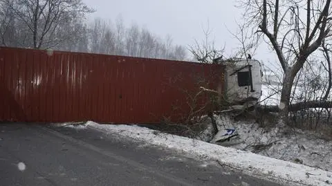 Po kolizji z dwoma autami osobowymi ciężarówka przewróciła się