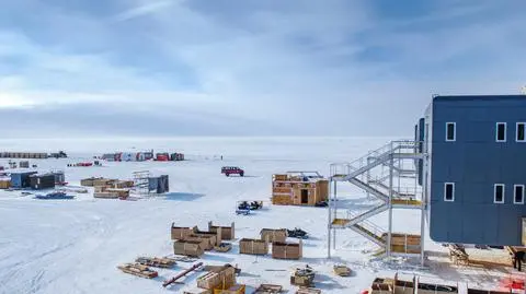  Amundsen-Scott South Pole Station shutterstock_1393626890