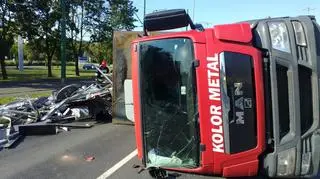 Ciężarówka zablokowała dwa pasy ruchu