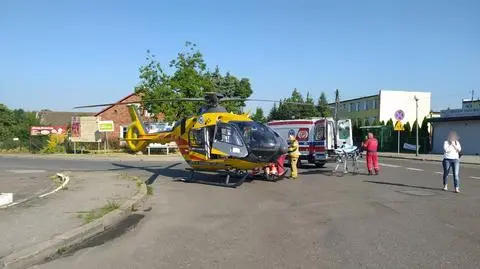 Przyczepka odłączyła się od auta i wjechała w przystanek. Ranna została 16-latka