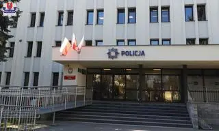 Rowerzysta na podwójnym gazie wsiadł na rower i odjechał spod komendy policji 