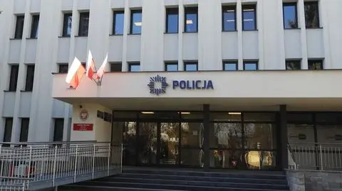 Rowerzysta na podwójnym gazie wsiadł na rower i odjechał spod komendy policji 