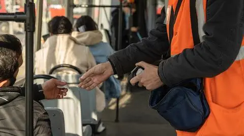 bilet bilety autobus transport kontrola kanar shutterstock_2050124009