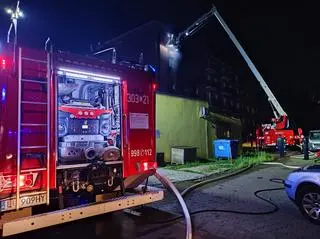 Strażacy ewakuowali mieszkańców wyższych kondygnacji przy pomocydrabin i podniśników