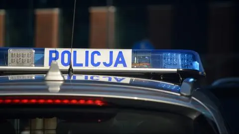 Przytrzasnęła rękę klapą od bagażnika. Wołała o pomoc, ale nikt nie reagował
