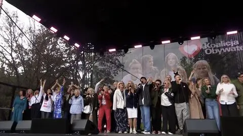 "Kocham wolność" na rondzie "Radosława". Spontaniczny występ artystów na koniec marszu