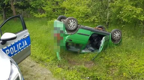 Na prostym odcinku drogi stracił panowanie nad pojazdem, wjechał do rowu i dachował 
