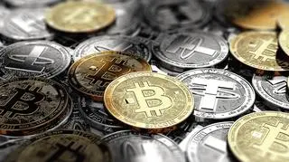 Bitcoin to forma cyfrowej waluty, tworzonej i przetrzymywanej elektronicznie. Nie istnieje w formie formie fizycznych monet i banknotów. Obecnie wartość jednego wynosi około 230 tysięcy złoty. 