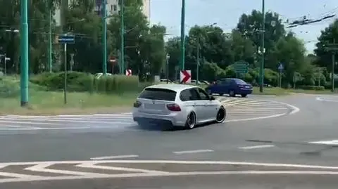 Drift na ruchliwym rondzie wśród samochodów, przed autobusem. Policja szuka kierowcy