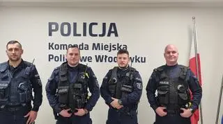 Dwaj dwuletni bliźniacy siedzieli na parapecie, tragedii zapobiegli policjanci