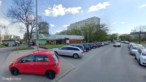 Ochroniarz zamknął seniorkę w wiacie śmietnikowej. Kobieta szukała jedzenia