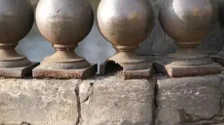 Stan kamiennej balustrady nie jest zadowalający