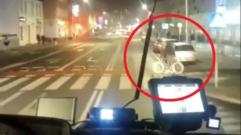 Pędzili na sygnale, rowerzysta niemal wjechał im pod koła