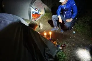 Patrol dociera do osób, które żyją w namiocie i nocują w specjalnym igloo, chroniącym w nocy przed zimnem
