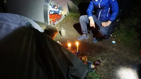 Patrol dociera do osób, które żyją w namiocie i nocują w specjalnym igloo, chroniącym w nocy przed zimnem