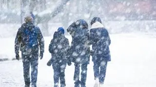 Tu wciąż mocno sypie. IMGW ostrzega