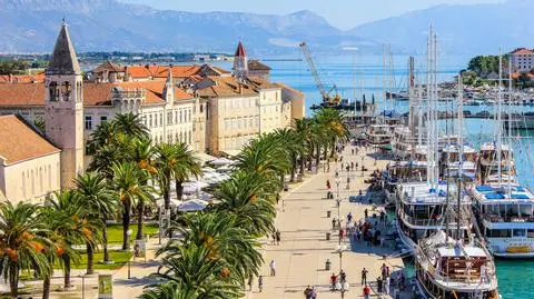 shutterstock_1948655833