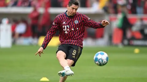 Lewandowski pozuje w koszulce Bayernu na przyszły sezon