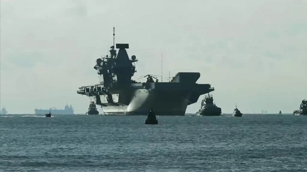 Powrót HMS Queen Elizabeth do bazy po próbach