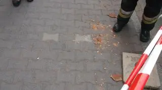 Dachówki spadły na chodnik