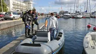 Sprzatają dno morskie