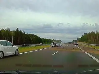 Samochód zajechał im drogę, wpadli w poślizg