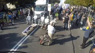 Protest medyków w Warszawie przed KPRM. Demonstrujący ustawili trumnę w pobliżu siedziby premiera