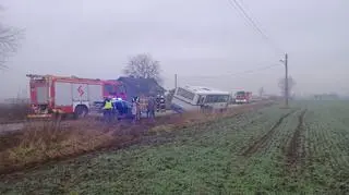 Autobus szkolny wpadł do rowu. Opiekun i kierowca wybili szybę i ewakuowali dzieci