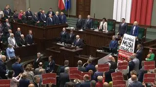 Przedstawiciele opozycji trzymali transparenty z hasłami: "Glapiński musi odejść"
