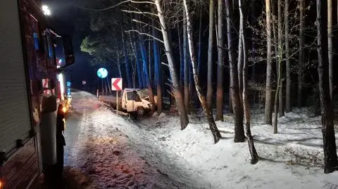 Bus zjechał na przeciwległy pas i uderzył w drzewa, nie żyją dwie osoby