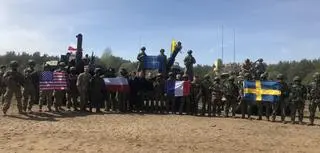 Andrzej Duda i Mariusz Błaszczak pozują do zdjęcia z żołnierzami Wojska Polskiego i wojsk sojuszniczych