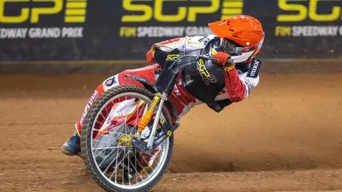 Polak zwyciężył w Cardiff, pędzi po tytuł. Zawody zakończone przed czasem