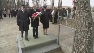 W miejscu katastrofy w Smoleńsku złożono kwiaty