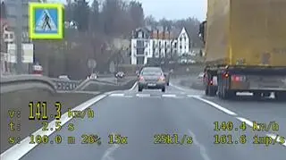 Jechał za szybko, wyprzedzał na przejściu dla pieszych