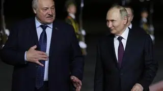 Łukaszenka i Putin na lotnisku w Mińsku. Zdjęcie z 23 maja   