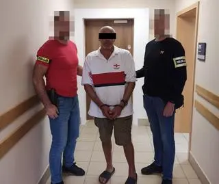 51-latek ma usłyszeć zarzuty kradzieży rozbójniczej 