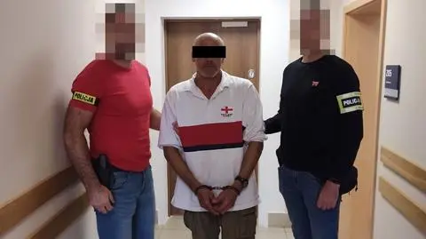 Wjechał do sklepu na wózku inwalidzkim. Ukradł alkohol, obezwładnił dwóch ochoniarzy i uciekł