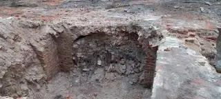 Odkrywane są kolejne fragmenty murów ratusza, w tym tych pamiętających jego początki z połowy XIV w. Świadczą o tym cegły i mury w stylu gotyckim oraz kamienne fundamenty przy styku posadzki ze ścinami.