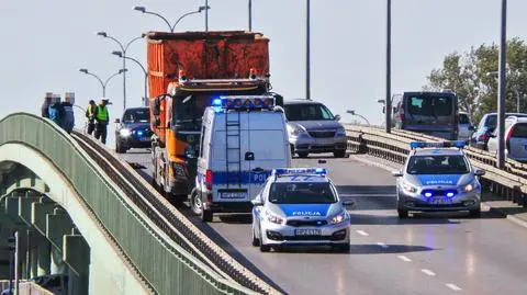 Tragiczny wypadek w Alejach Jerozolimskich. "Motocyklista wpadł pod samochód ciężarowy"