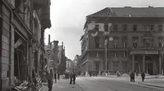 Niewielkie powojenne zniszczenia przy placu Solnym