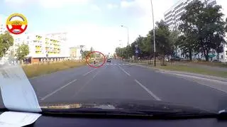 Pieszy był już na przejściu i nagle się cofnął. Obok przemknął samochód