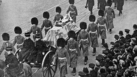 "Jej Wysokość Królowa wydała ostatnie tchnienie o godzinie 18.30". Tak chowano brytyjskich monarchów