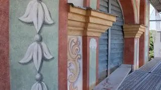 Wśród malowideł najwięcej jest motywów roślinnych