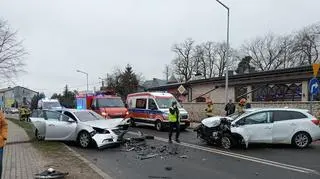 Czołowe zderzenie dwóch samochodów. Pięć osób rannych
