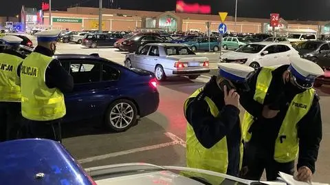 Ponad 700 samochodów na sklepowym parkingu. Policja: miały się tam odbyć nielegalne wyścigi
