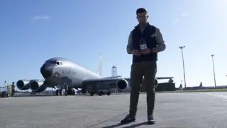 Artur Molęda w bazie brytyjskich sił powietrznych w Mildenhall 
